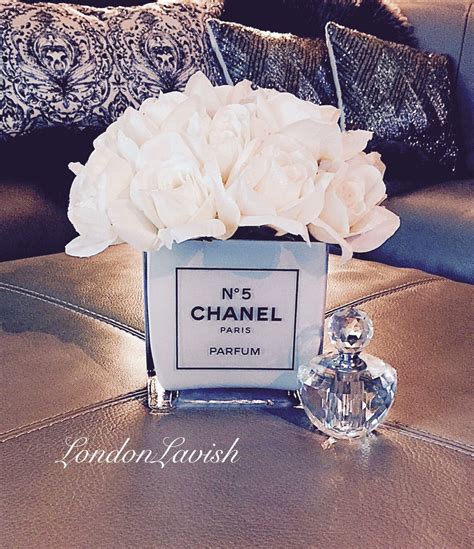 chanel camélia|Chanel vase with flowers.